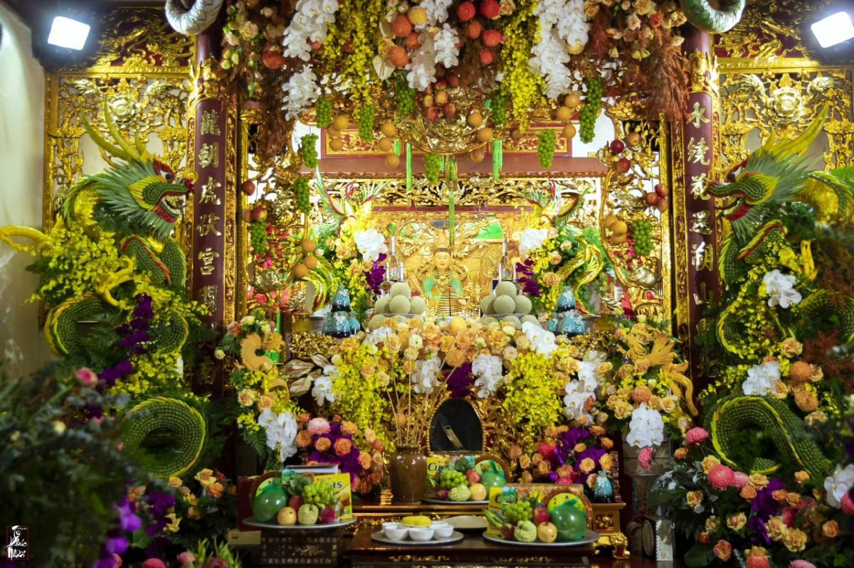 cung thờ cô bé ngai vàng