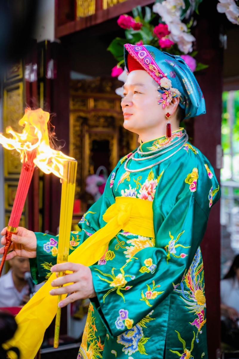 Đồng thầy Huyền Tích thủ nhang Đền Cô Bé Ngai Vàng