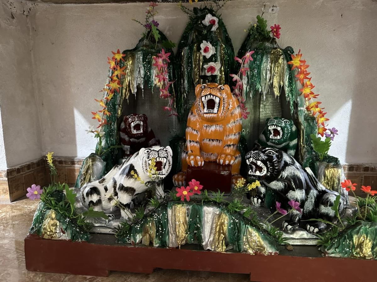 Động thờ quan ngũ hổ